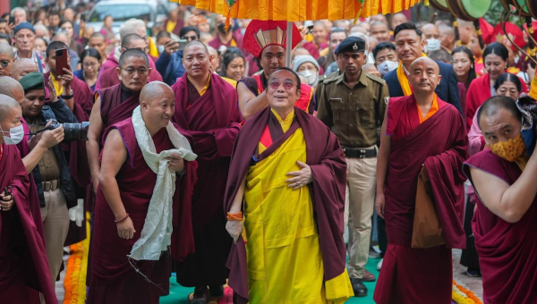 Guru Vajradhara Chamgon Kenting Tai Situpa Arrives in Bodhgaya